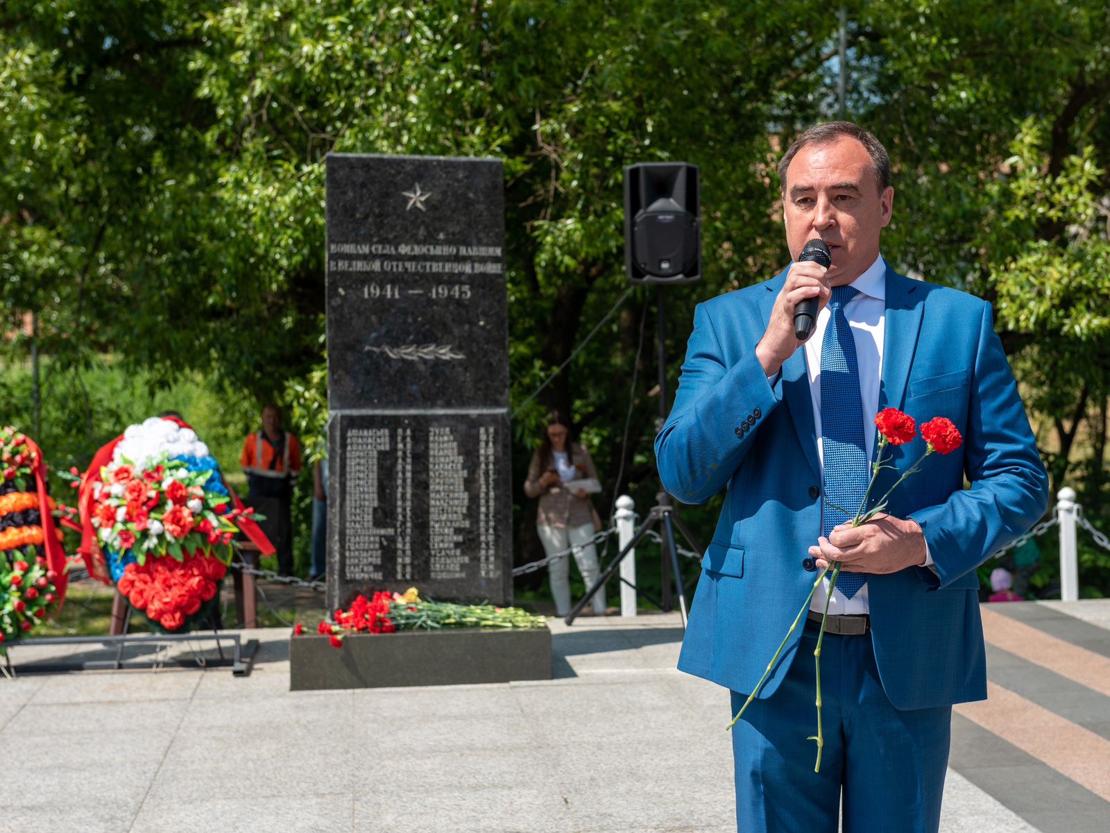Церемония возложения цветов к Памятнику воинам села Федосьино в День памяти и скорби в районе Ново-Переделкино